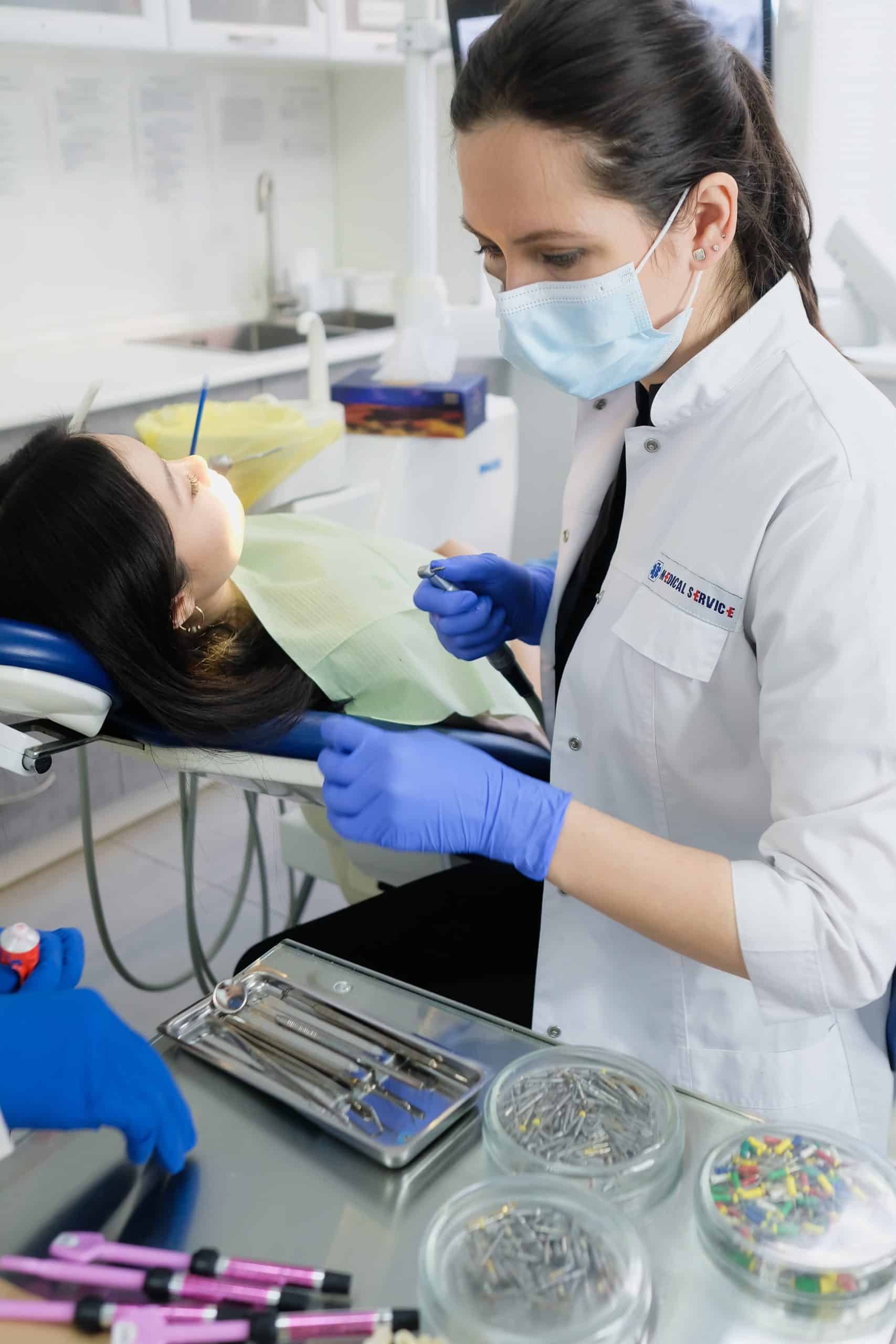 How to choose the right cosmetic dentist